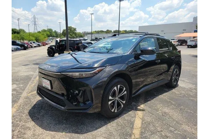 $31111 : Toyota bZ4X 2025 XLE 4dr Cro image 7