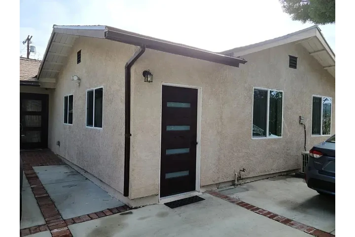 $700 : 1 casa estudio image 1