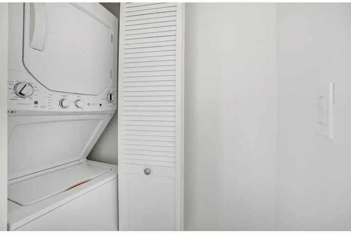 $1950 : 2 Bedroom Apt in Koreatown, LA image 4