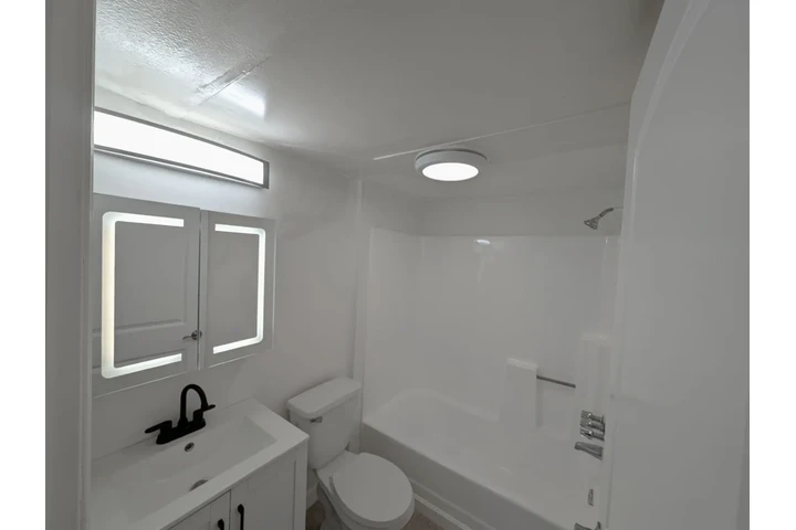 $2300 : NORTH HOLLYWOOD APT. 3 RECS. image 5