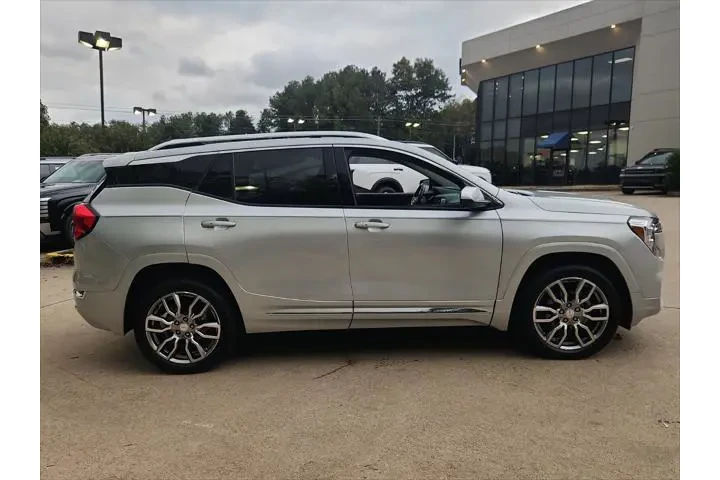 $28403 : GMC Terrain 2022 AWD Denali image 4