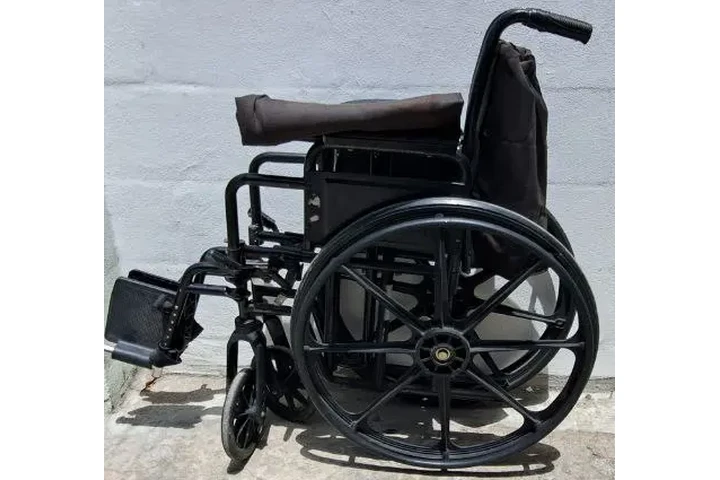$1550 : SILLA COLOR NEGRA, CON USO, PE image 2
