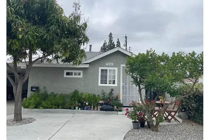 $1030 : 1BEDS 1BA HOUSE FOR RENT IN LA image 2