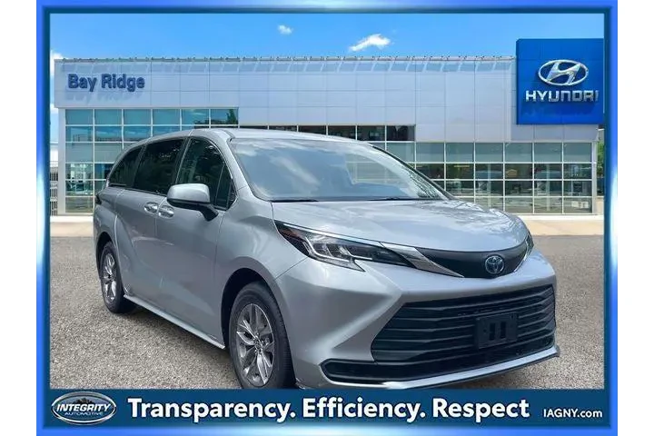 $30993 : Toyota Sienna 2022 LE 8-Pass image 1