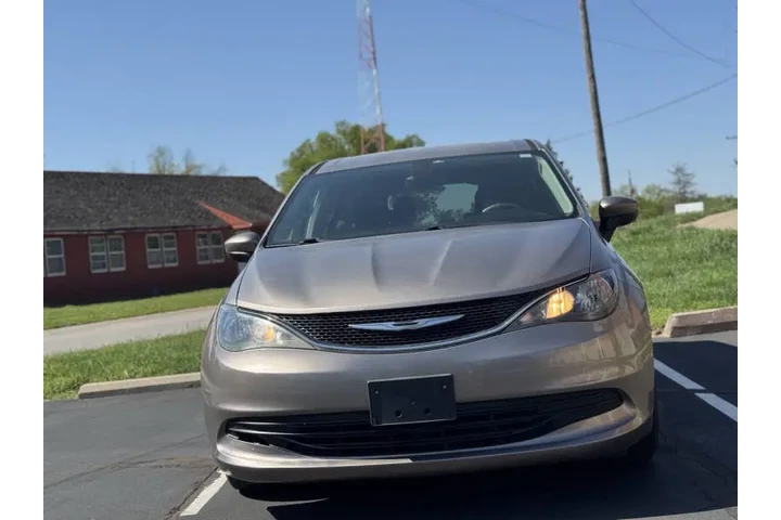 $7999 : 2017 Pacifica LX image 4