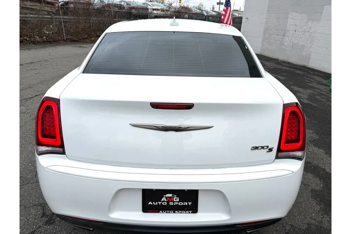 $17888 : 2019 300 300S RWD image 7