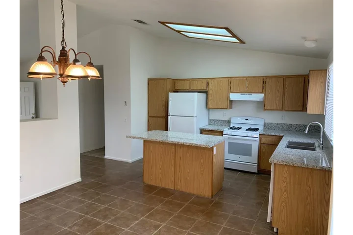 $1200 : North Las Vegas -Available image 3