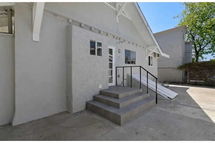 $2400 : 3 bedroom house In LA for rent image 10