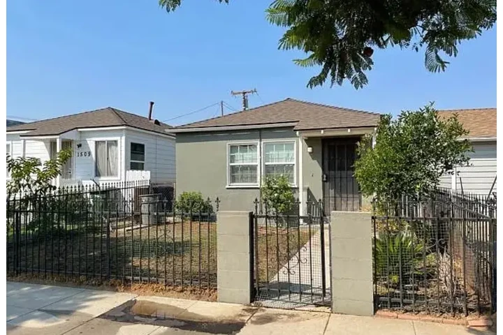 $950 : 1 Beds 2.5 Bath Available image 1