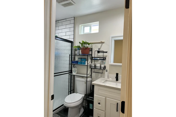 $900 : RENTO CUARTO Y BAÑO image 3