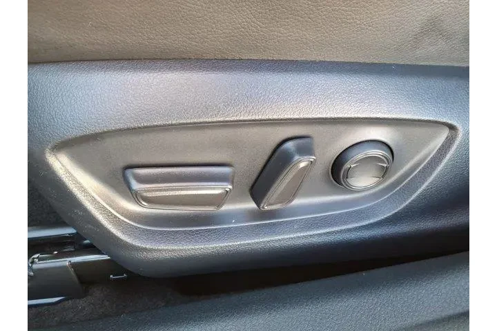 $27658 : Toyota Camry 2023 AWD SE 4dr image 10