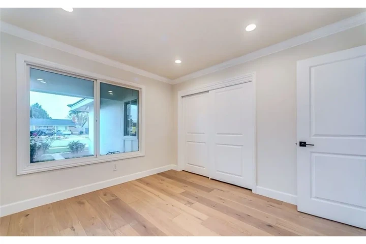 $2550 : 3 Bedroom in Koreatown, LA image 7
