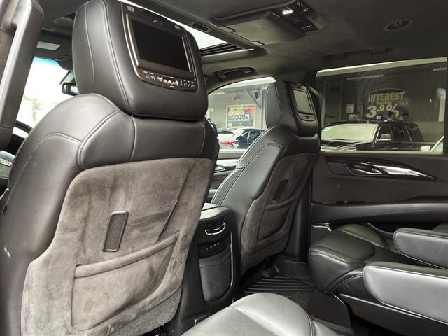 2018 Escalade Platinum image 8