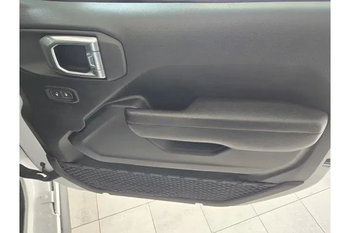 Jeep Wrangler 2023 4x4 Rubic image 3