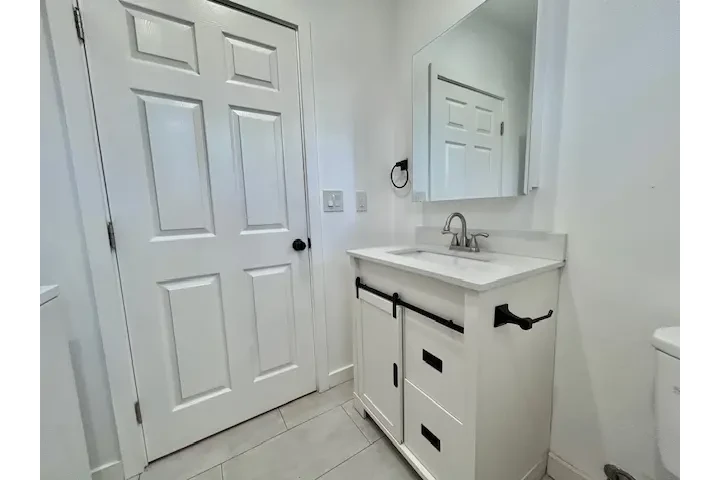 $1850 : SE RENTA Estudio Nuevo 90044 image 7