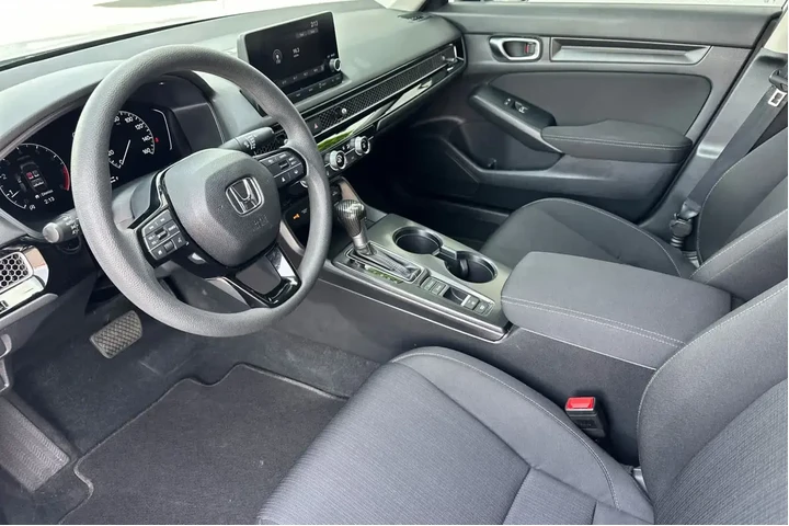 $25981 : Honda Civic 2024 LX 4dr Seda image 9
