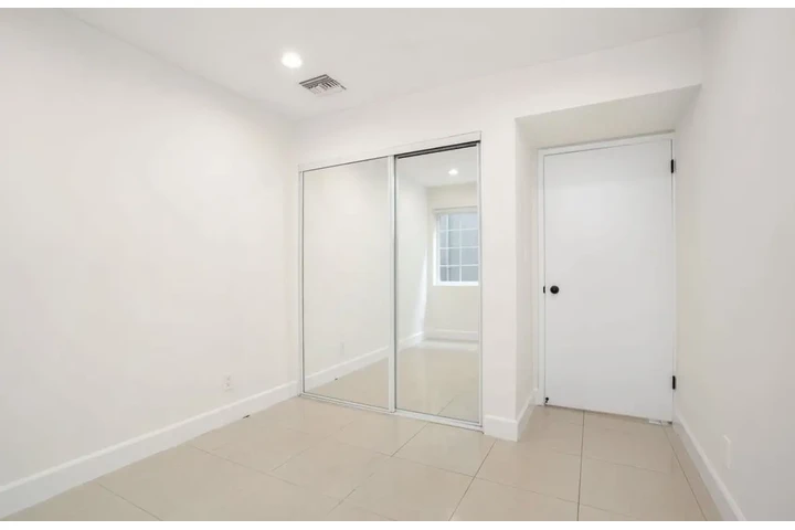 $1550 : 1Bed 1 Bath Apt in South Gate image 4