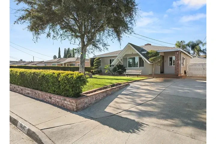 $2500 : Featuring 4 spacious bedrooms image 2