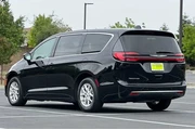 $26502 : Chrysler Pacifica 2024 Touri thumbnail
