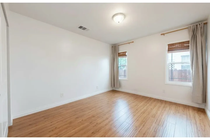 $2400 : 3 Bed 2 Bath House in Gardena image 7