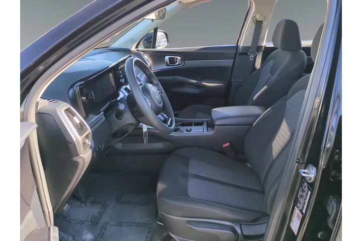 $27538 : Kia Sorento 2023 LX 4dr SUV image 9
