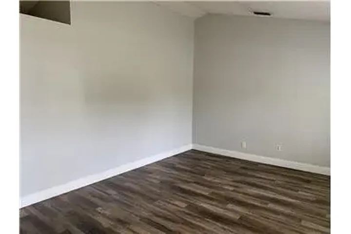 $2400 : Rental property with 3 bedro image 5