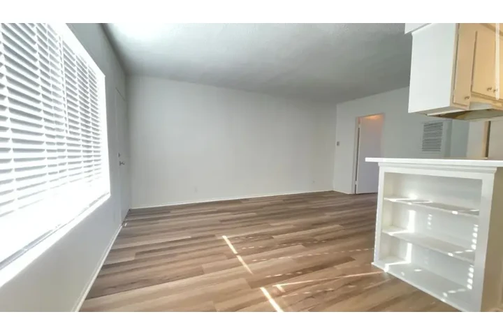 $1950 : 2 bedroom Apt in West Adams image 3