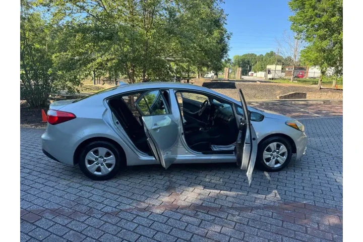 $6000 : 2016 Forte LX image 9