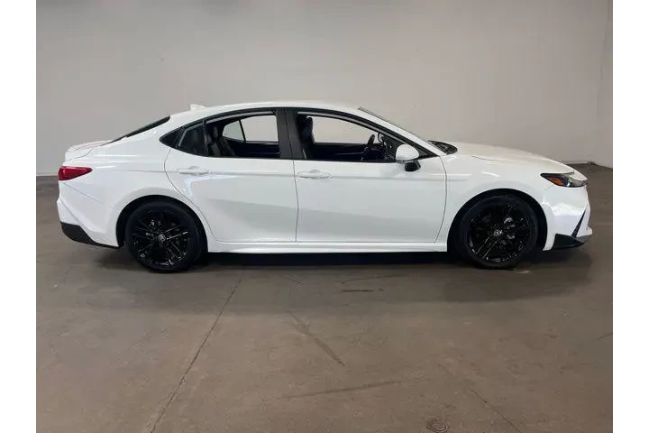 $29471 : Toyota Camry 2025 SE 4dr Sed image 2