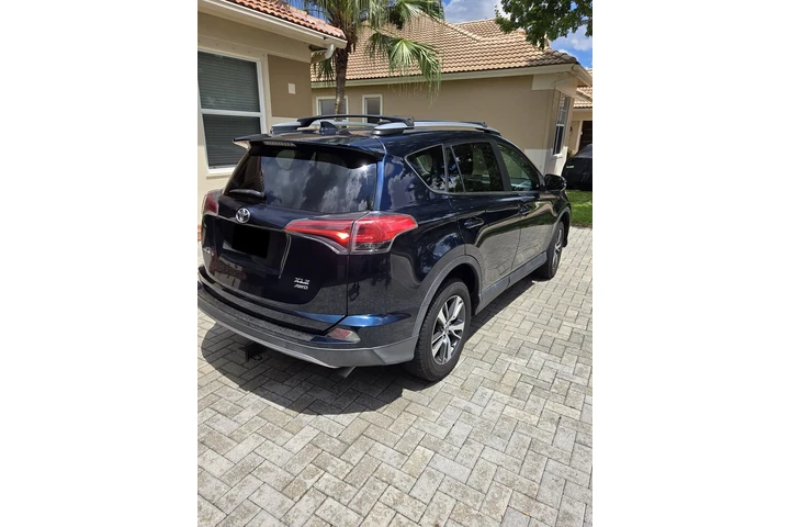 $11000 : 2018 rav4 XLE image 5