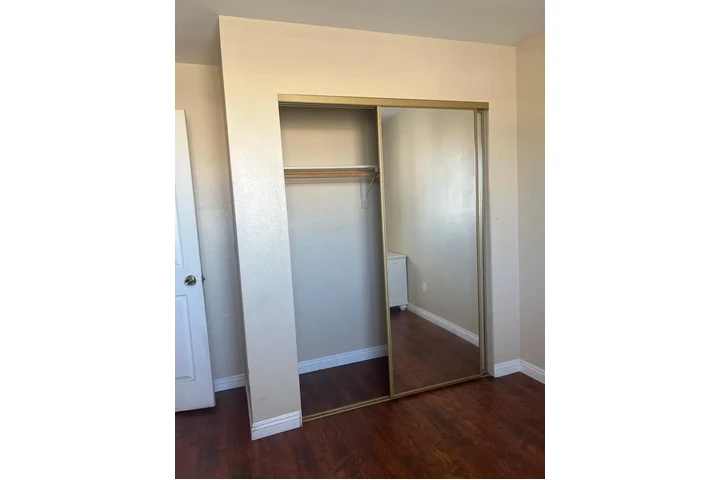 $1100 : Cuarto De Renta image 2
