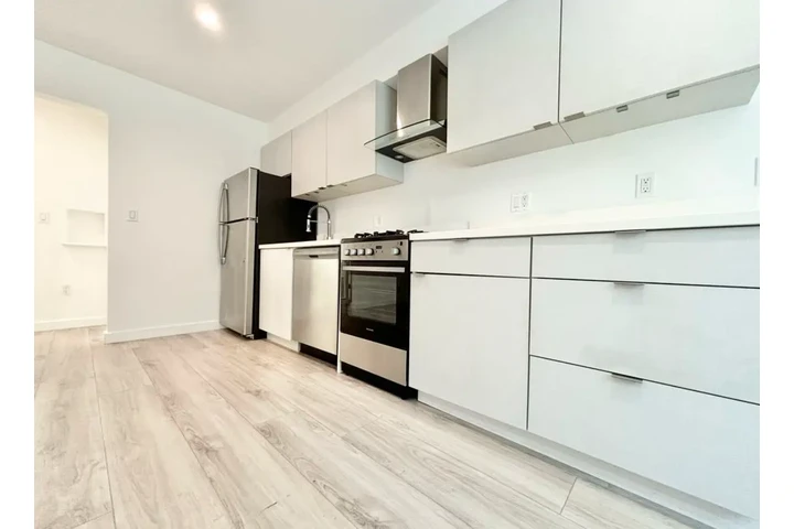$1799 : 2 bedroom apartment in LA image 2