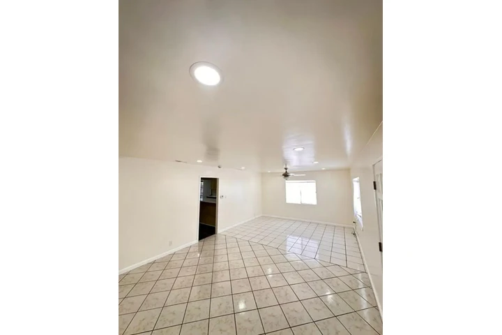 $2500 : 3 Bedroom House  in Koreatown image 3