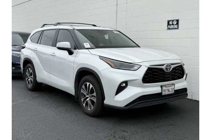 $36807 : Toyota Highlander 2024 LE 4d image 1