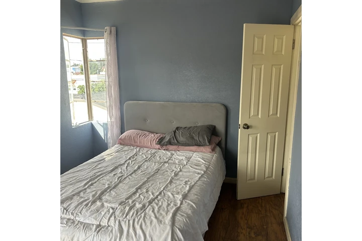 $700 : Cuarto en Este Los Angeles image 1