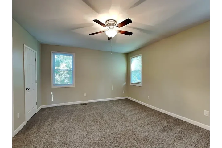 $1380 : Available Apartments All In On image 6