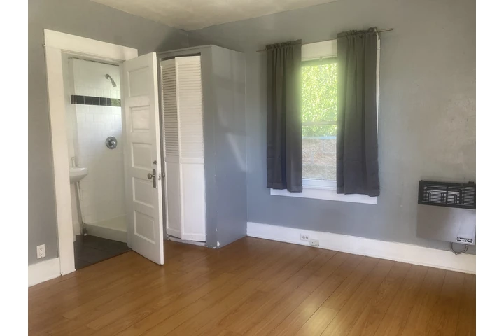 $1250 : recamara  de renta image 2