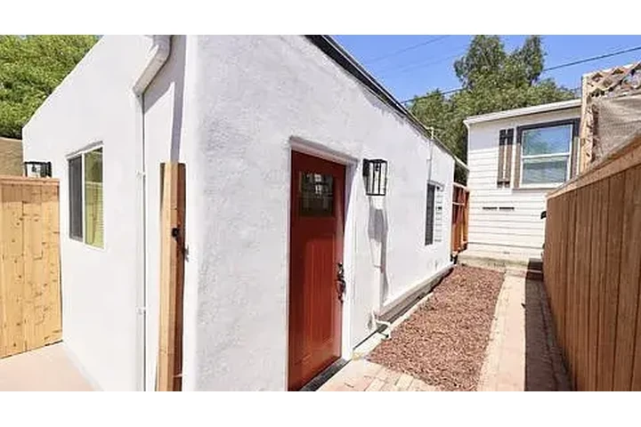 $1095 : 1 bed 1 bath home for rent image 7