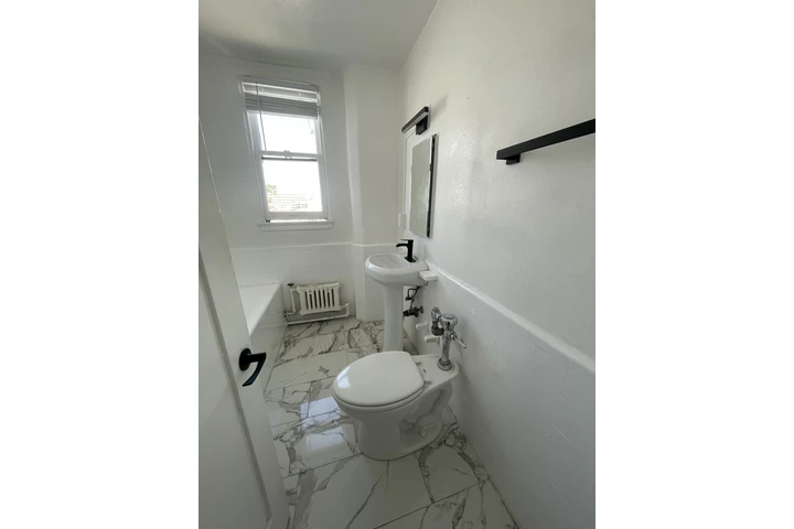 $1695 : 3471 W 5th St image 4