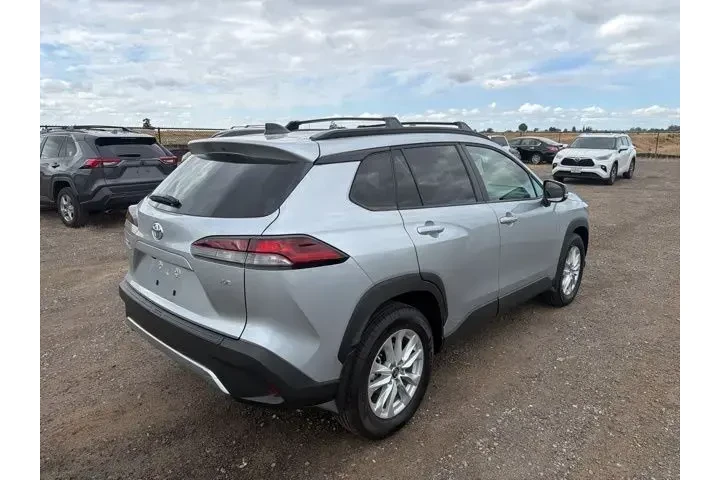 $33900 : Toyota Corolla Cross 2026 LE image 4
