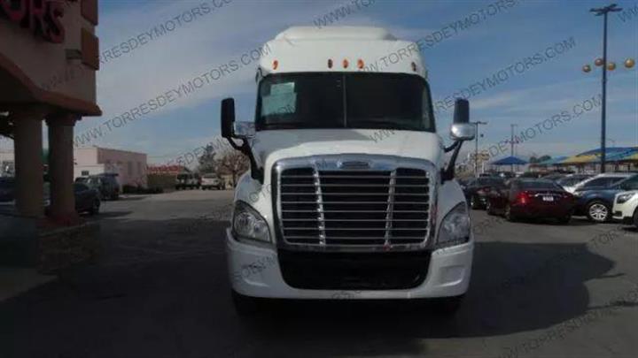 $29995 : Pre-Owned 2014 Cascadia CA113 image 5