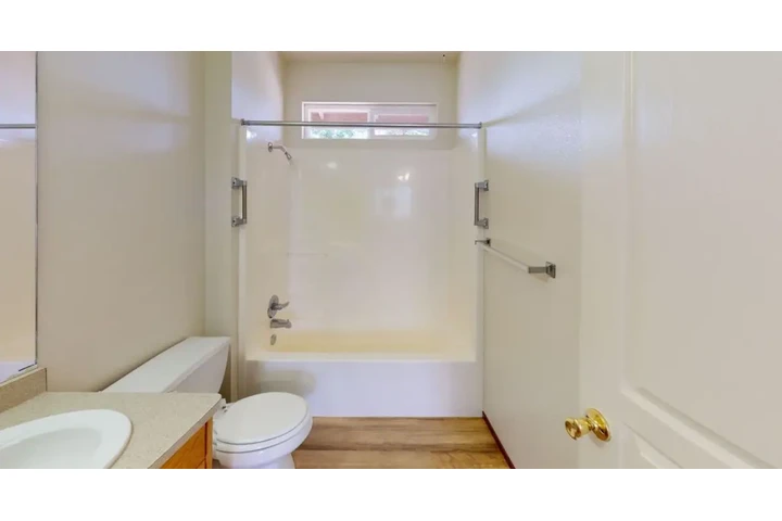 $1050 : Rent image 1