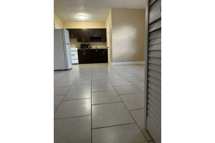 $1700 : Renta efficiency /  un cuarto image 5