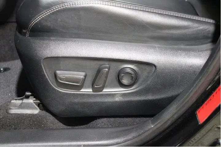 $29998 : Toyota RAV4 2021 AWD XLE Pre image 5