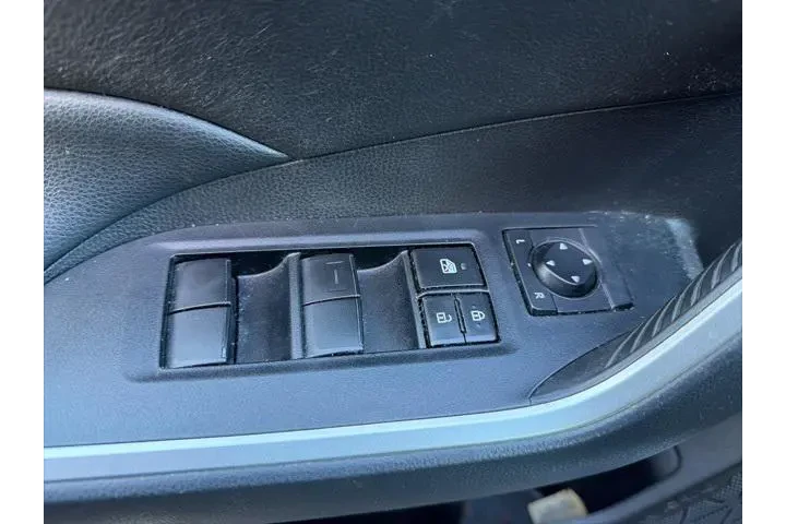 $20330 : Toyota RAV4 2021 LE 4dr SUV image 10