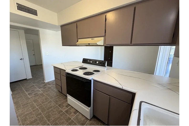 $1000 : 3BR/2BA charming updated home image 4