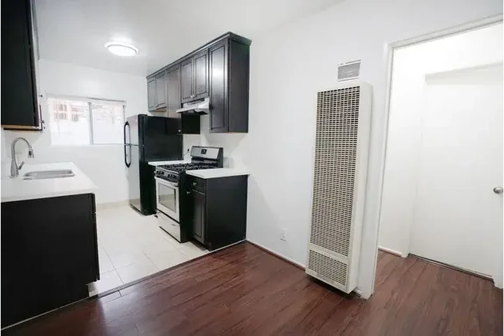 $1075 : 1H/1B amplio + parking inclu. image 2