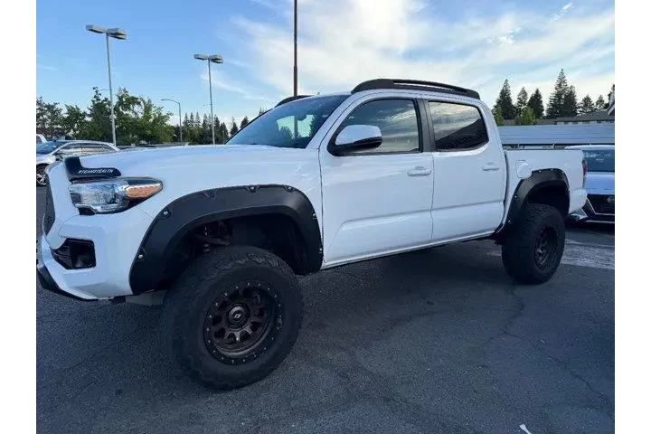 $27641 : Toyota Tacoma 2017 4x2 TRD O image 2