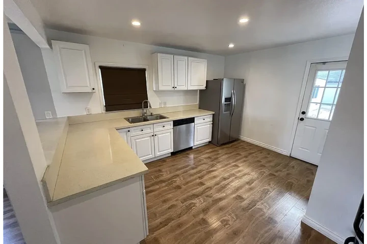 $1000 : newer cabinetry, quartz-style image 5