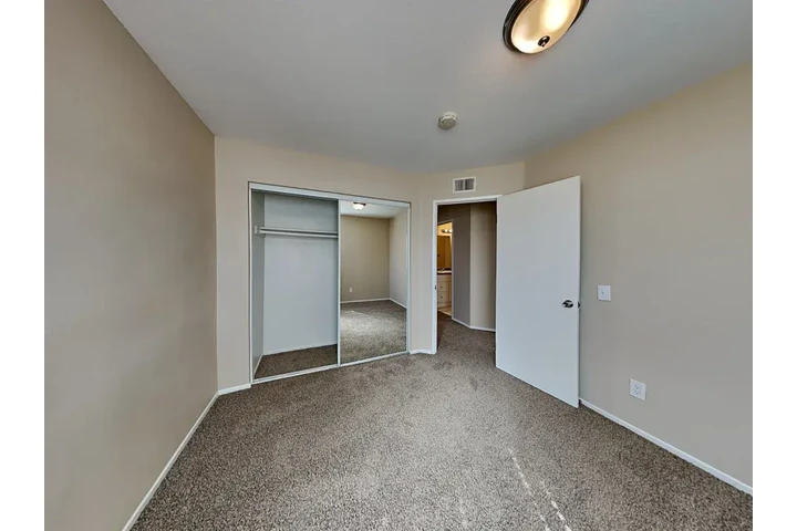 $3000 : HIGHLAND CA 3 bed & 2 bath image 2